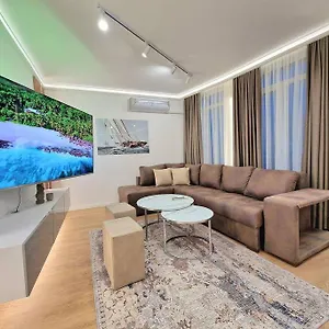 Apartment Luxury Apartment. 75 Inches Tv, Warna